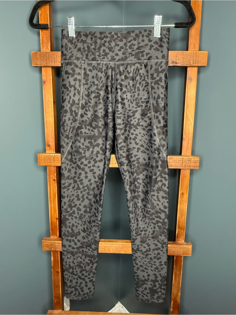 Old Navy Active Powersoft High-Rise Go-Dry Leggings | Girls Gray Leopard Print - Picture 3 of 7